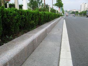 五蓮紅路緣石